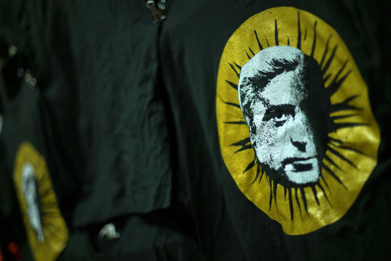 T-shirt "Michael Caine / Logo haches gold" - Rouge Pompier