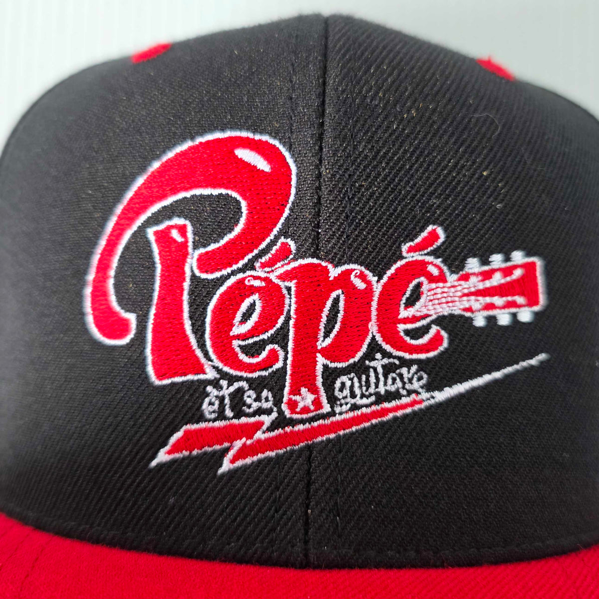 Black hat "Embroidered Logo" - Pépé et sa guitare