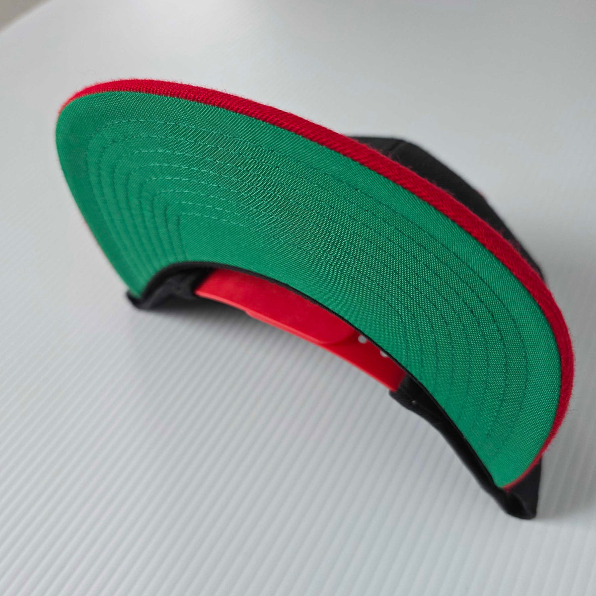 Black hat "Embroidered Logo" - Pépé et sa guitare