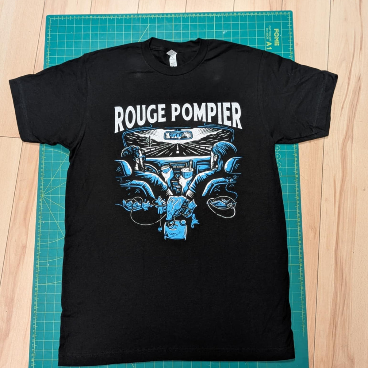 T-Shirt Rouge Pompier : Roadtrip dans un chat