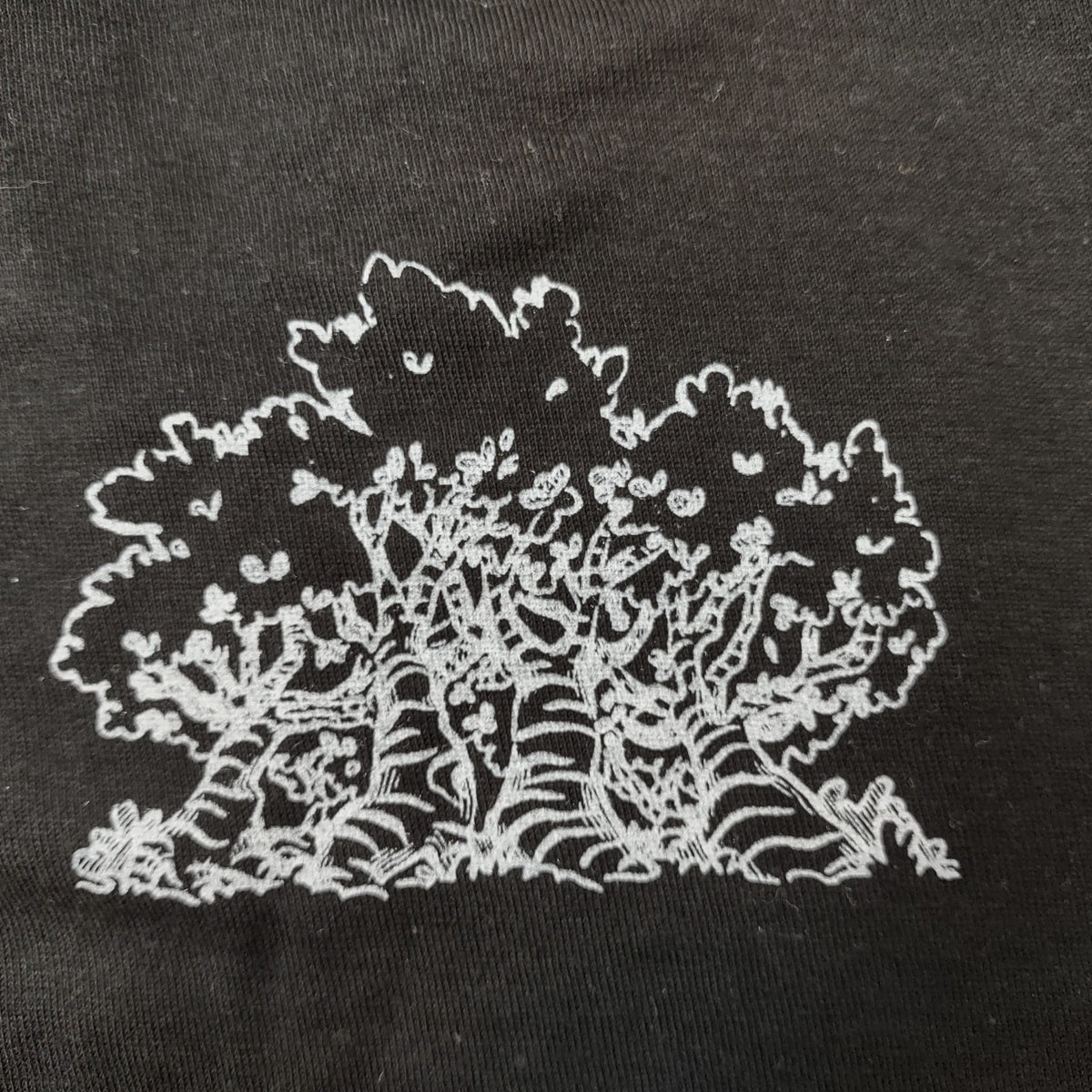sam faye t-shirt noir close up 1