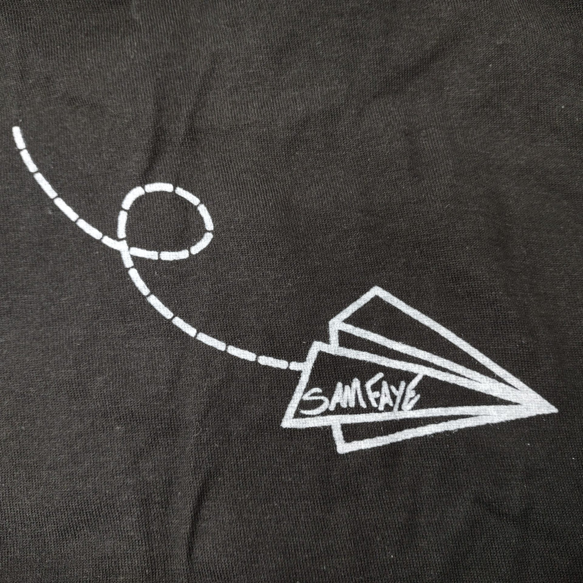 sam faye t-shirt noir close up 2